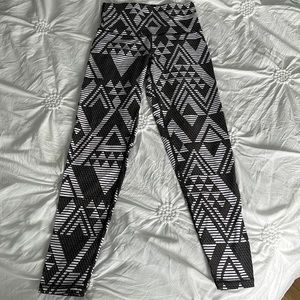 Aerie Chill Play Move leggings. Black and White pattern.